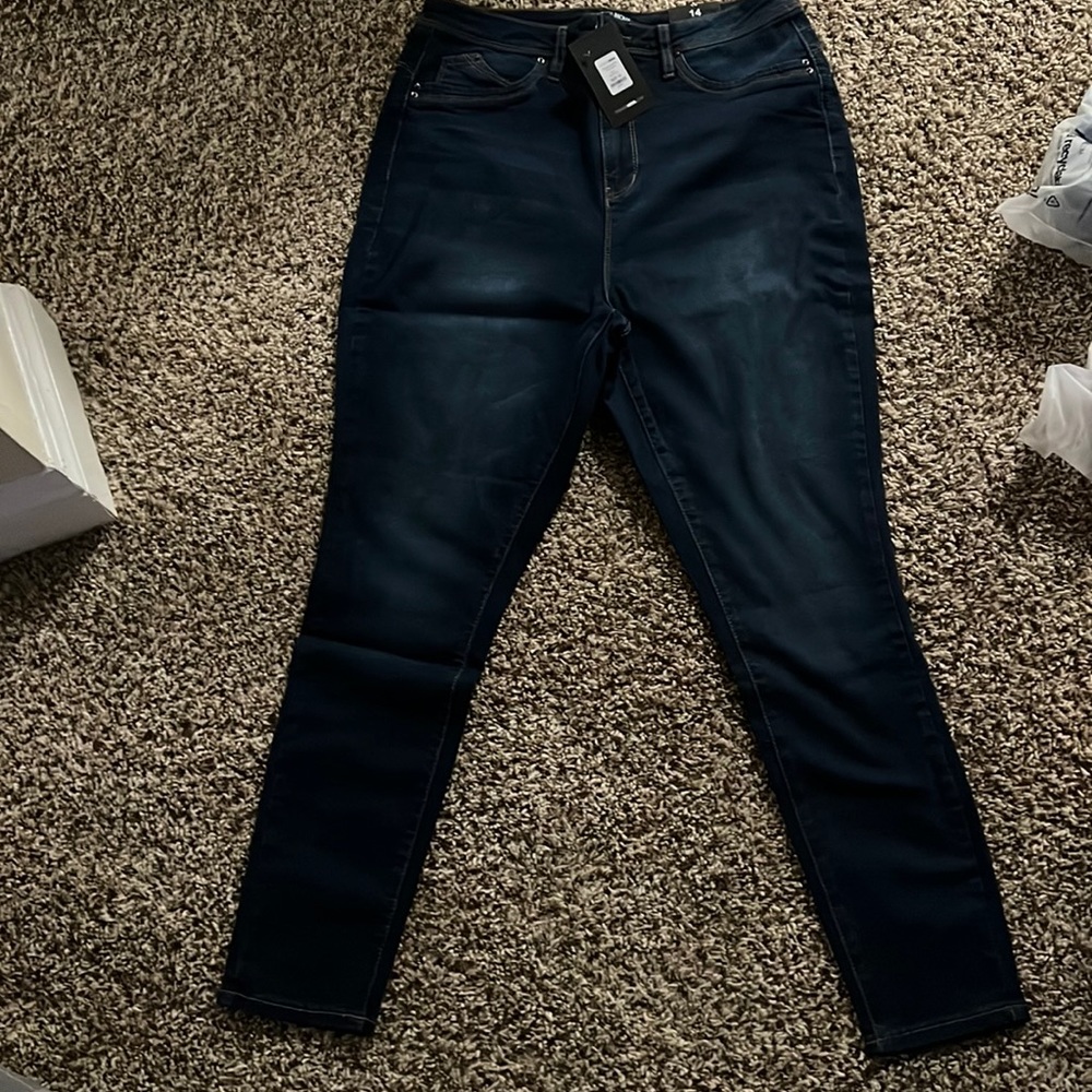 Statuesque Booty lifting jeans new with tags